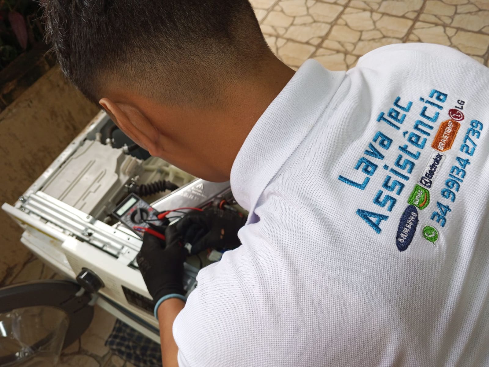 Técnico consertando lavadora